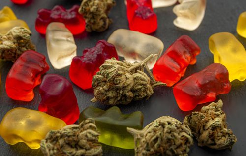 Cannabis edibles onset times chart showing 30 minutes to 2 hours for effects and up to 4 hours for full effects